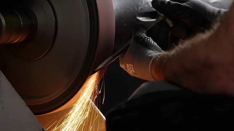 B+S Metallbearbeitung – Schleifen mit Funkenflug